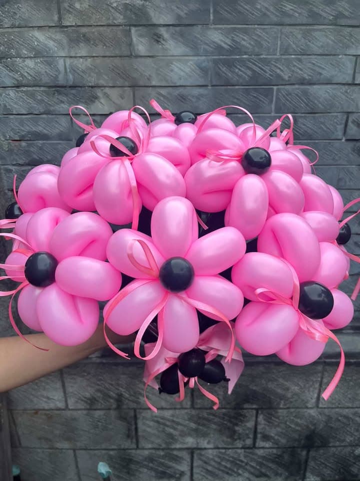 Buket bulat berisi bunga balon merah muda dan ungu