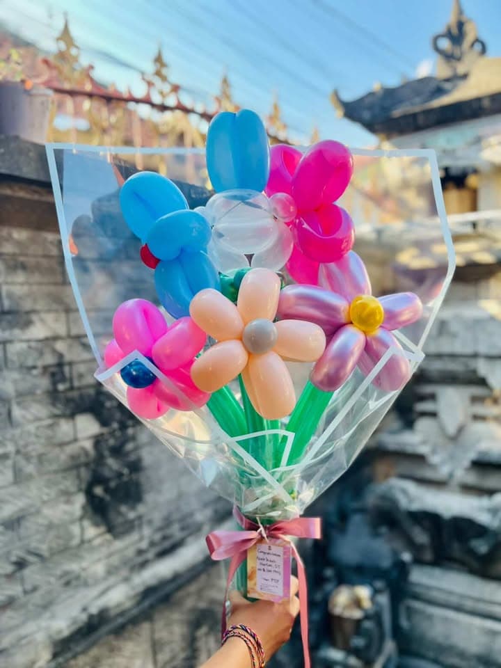 Buket bunga balon biru dan merah muda yang difoto di halaman
