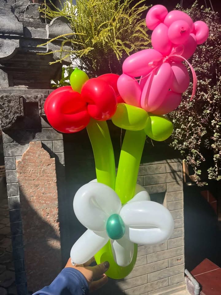 Buket tulip balon merah dan merah muda dengan karakter kelinci putih