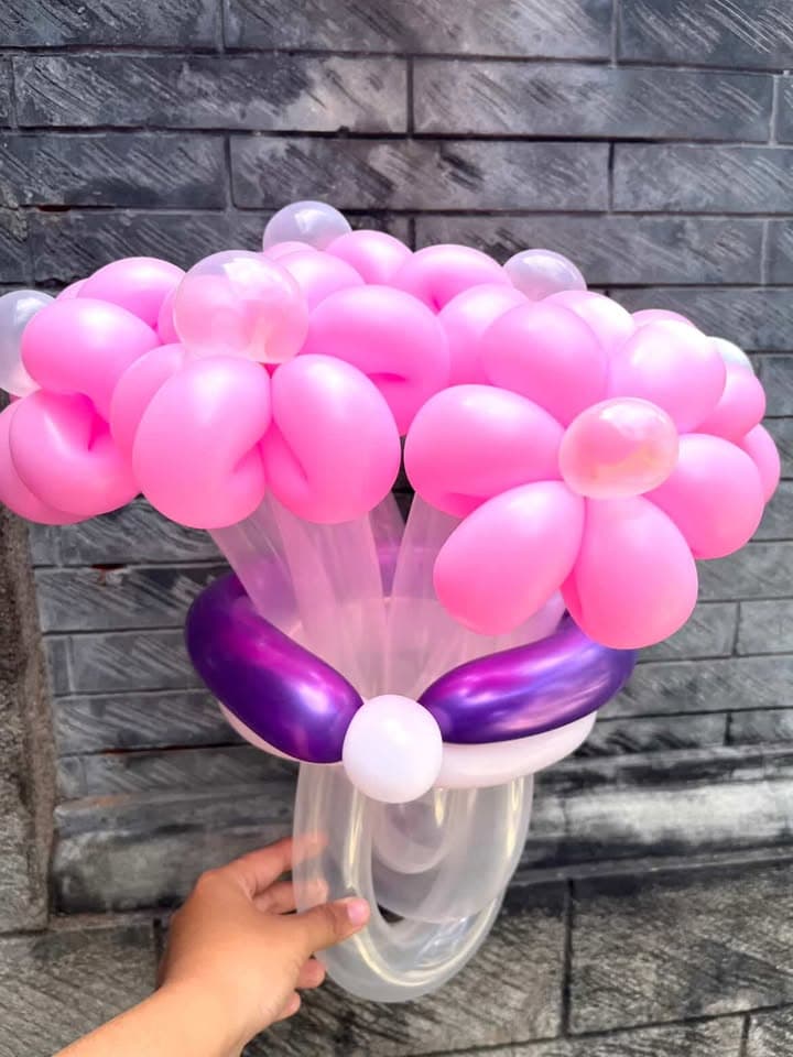 Buket mawar balon merah muda dalam balutan putih dan ungu