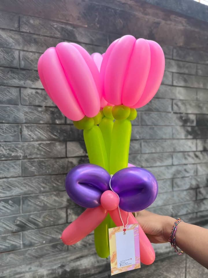 Buket tiga tulip balon merah muda dengan pita ungu