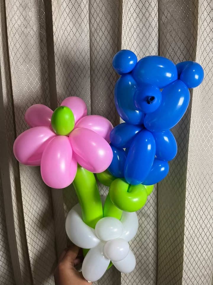 Rangkaian karakter balon biru dan putih dengan bunga merah muda