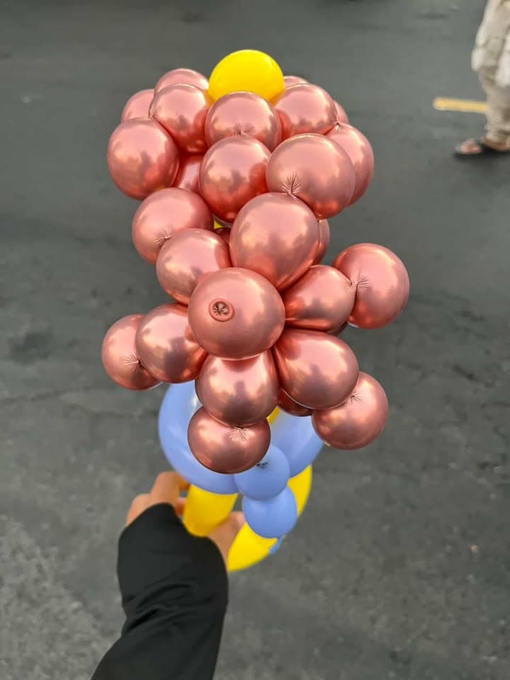 Rangkaian balon hati merah muda dengan aksen warna-warni