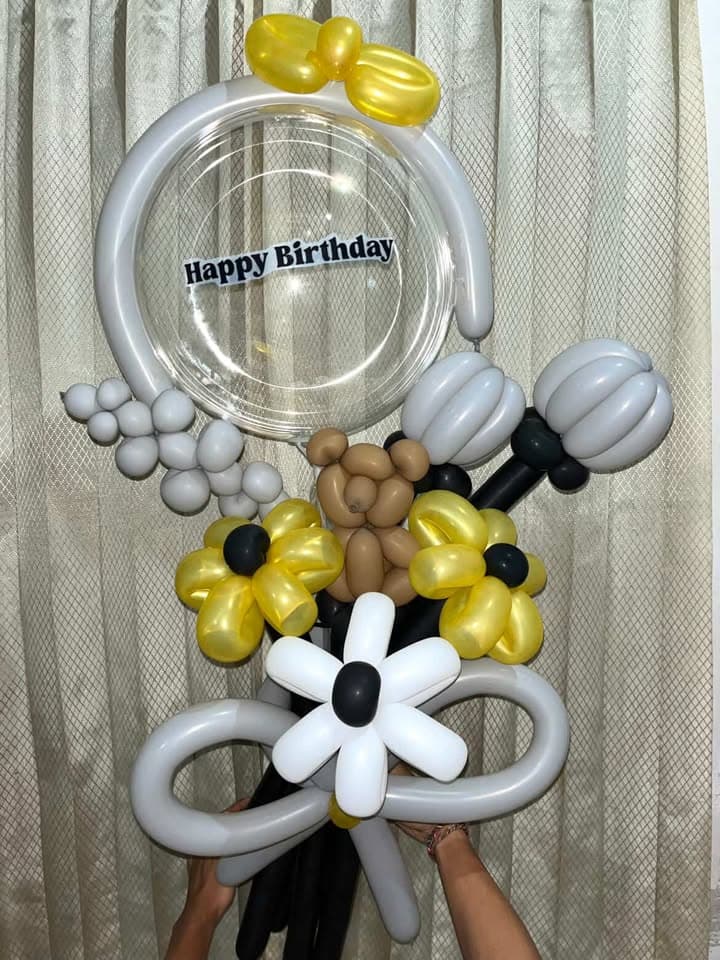 Karakter panda balon di bawah hiasan mahkota abu-abu