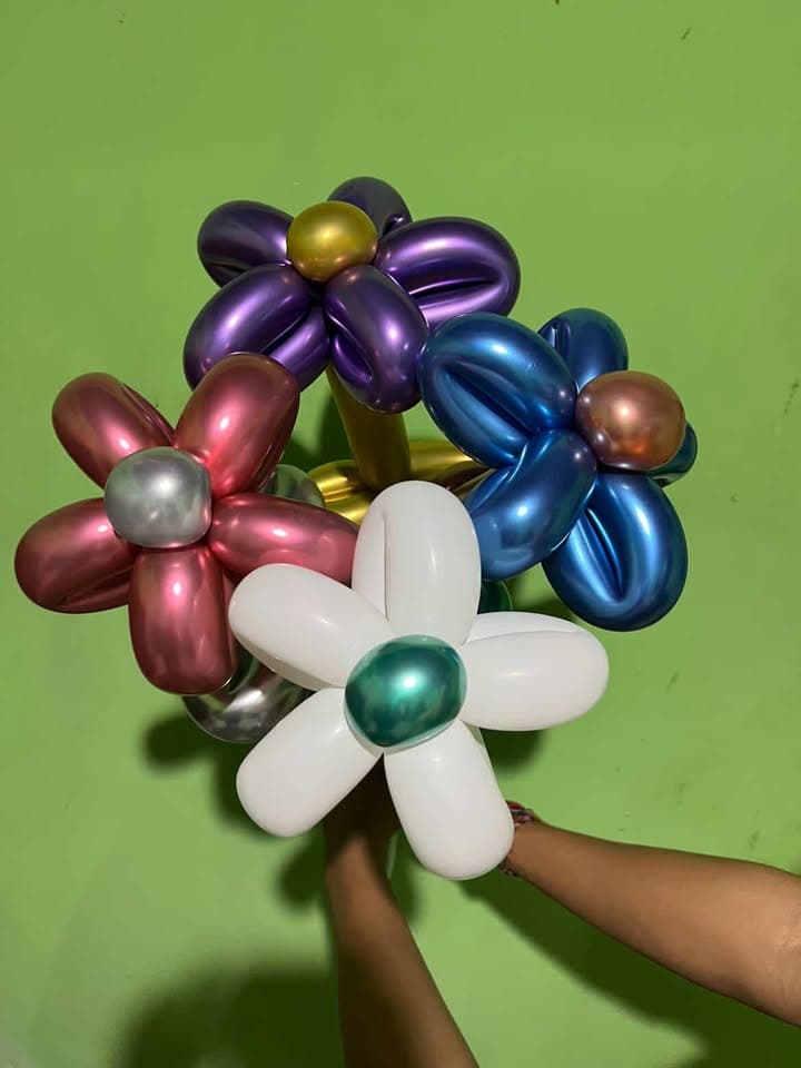 Buket bunga balon warna gelap dengan bunga putih di tengah