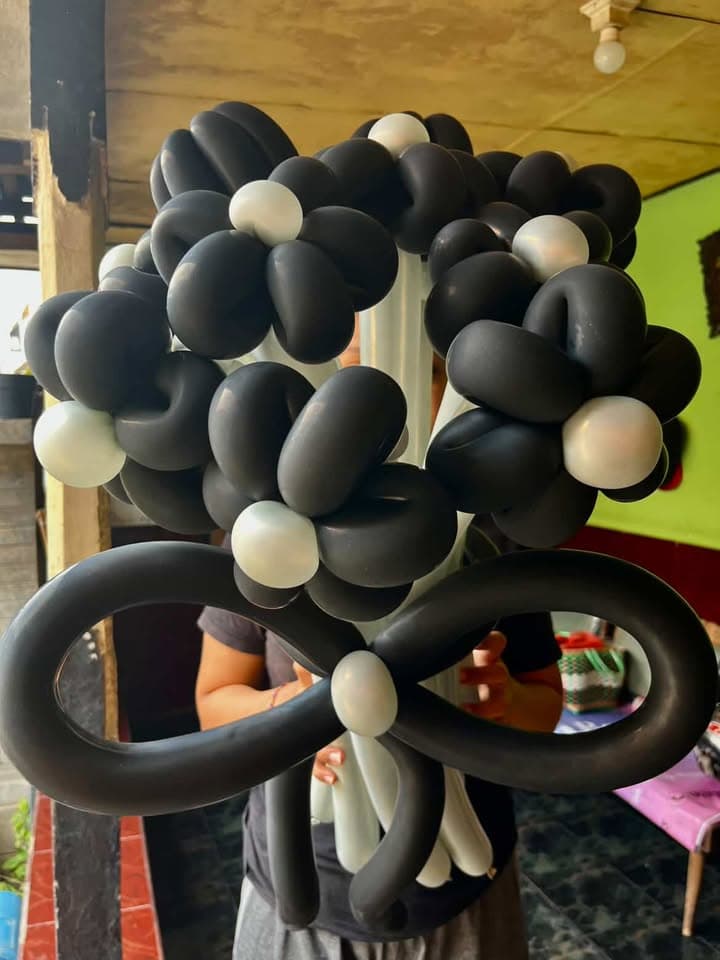 Karakter panda balon hitam putih dalam rangkaian hadiah
