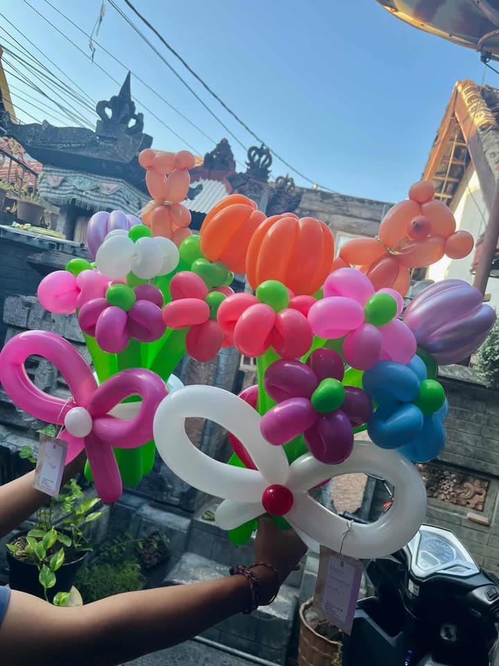 Buket bunga balon merah muda dan hijau di luar ruang