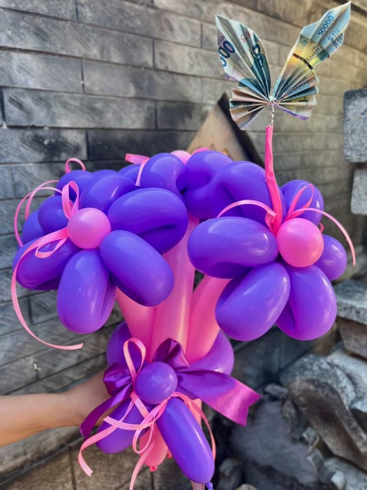 Buket bunga balon ungu berlapis dengan tangkai panjang