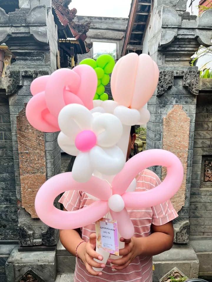 Karakter kelinci balon putih dan merah muda dengan pita
