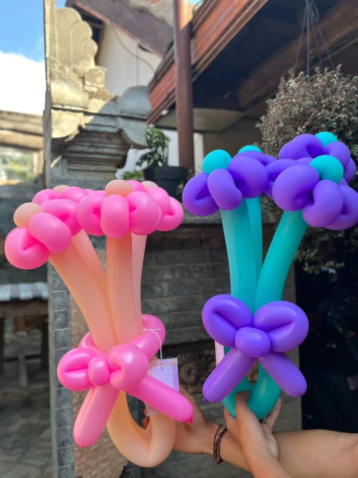Sepasang rangkaian bunga balon merah muda dan ungu