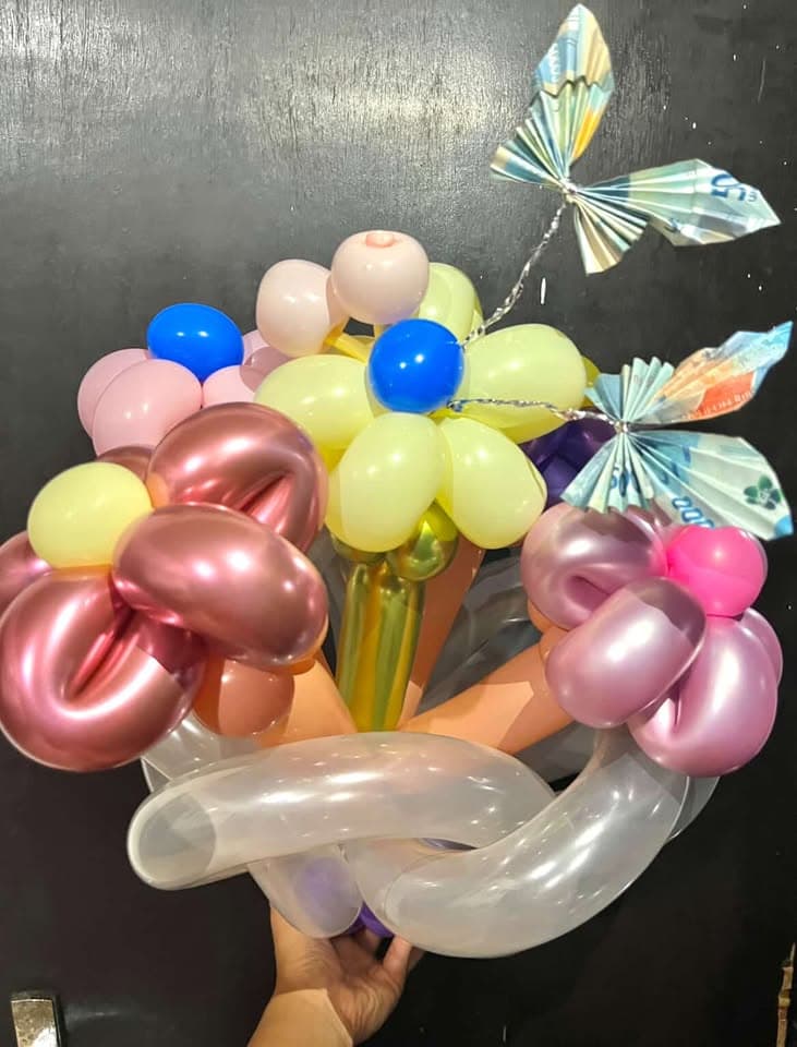 Buket balon pastel dengan karakter beruang berwarna cokelat