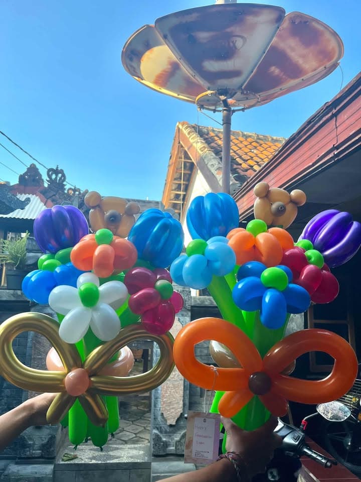 Rangkaian balon warna-warni berbentuk bunga dan karakter