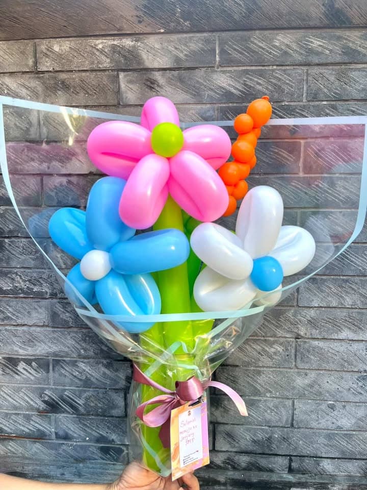 Buket balon biru, merah muda, dan oranye dengan karakter putih