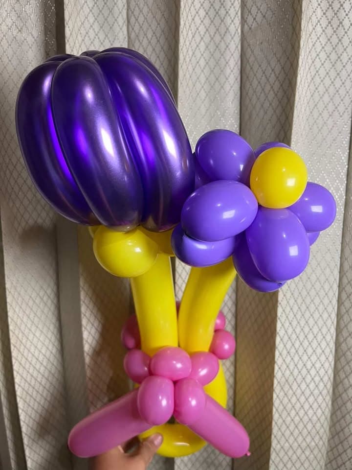 Buket bunga balon ungu dengan aksen kuning dan pita senada