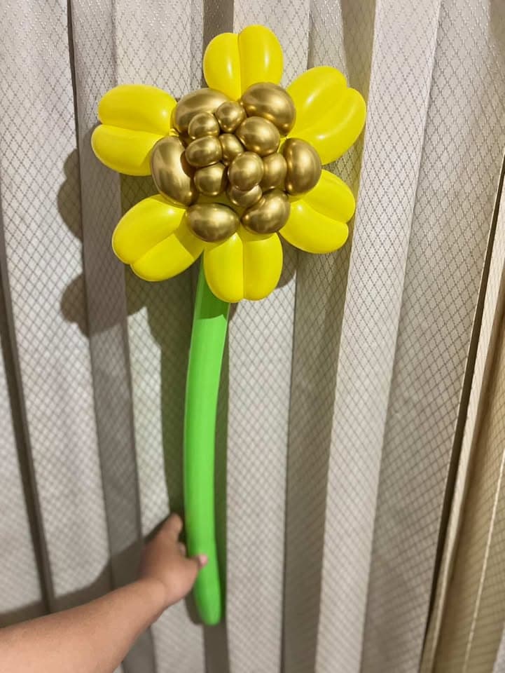 Rangkaian bunga balon kuning dengan tangkai berwarna hijau