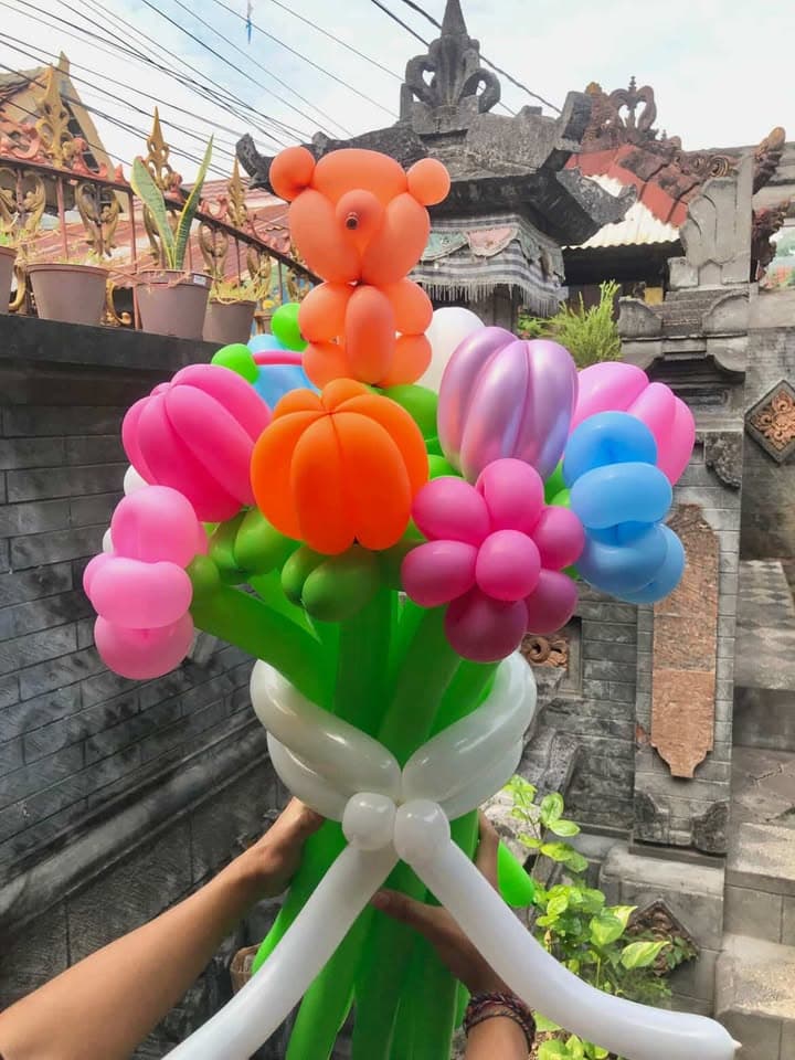 Buket bunga balon warna cerah yang difoto di luar ruang