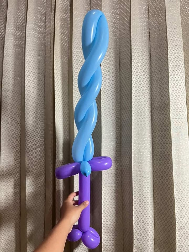 Pedang balon biru dengan gagang ungu karya ANS Balon Singaraja