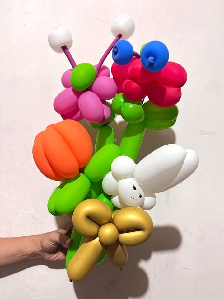 Buket balon aneka warna dengan karakter kecil berwarna cokelat