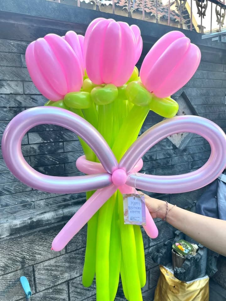 Buket tiga tulip balon merah muda dengan pita lavender